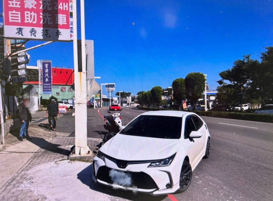 吳男駕駛自小客車在右轉欲進入1處洗車場時,因未注意後方同方向直行的機車動向,導致2車發生碰撞。