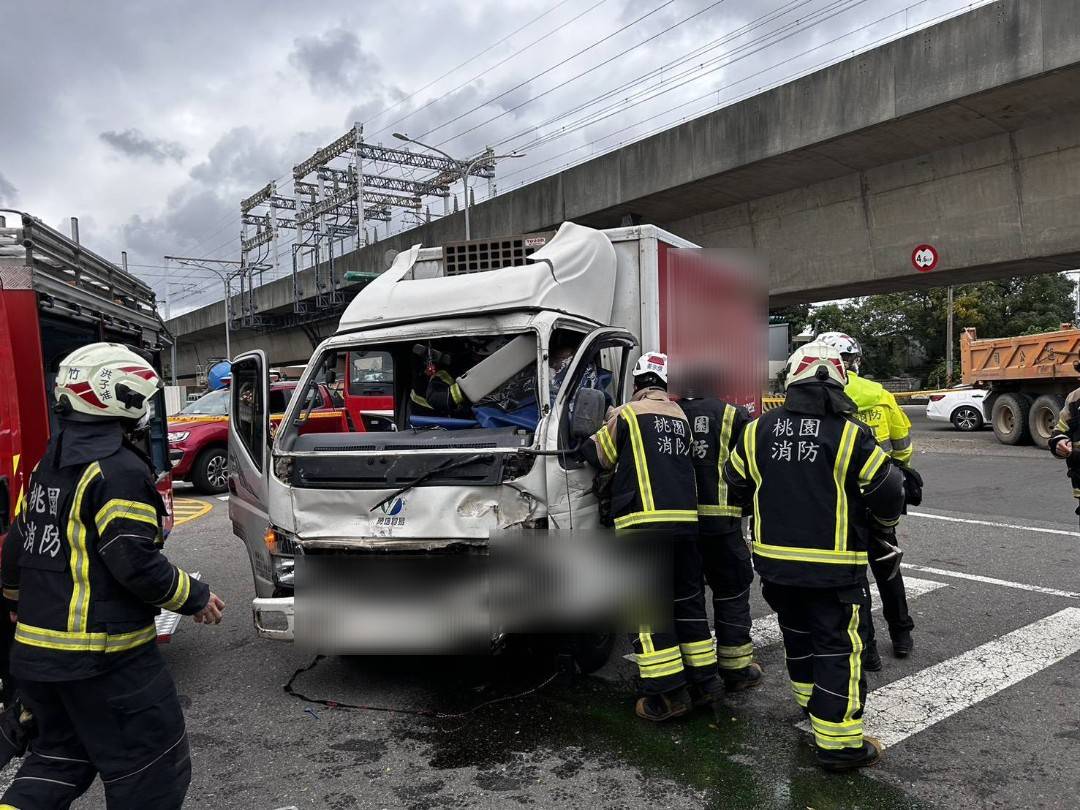 撞擊力道巨大,小貨車湯姓駕駛一度受困車內。
