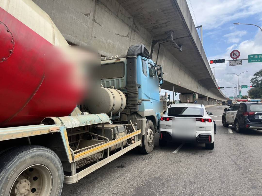 事故發生後,後方又發生了水泥預拌車與自小客車的追撞事故,導致南青路往南崁方向嚴重塞車。