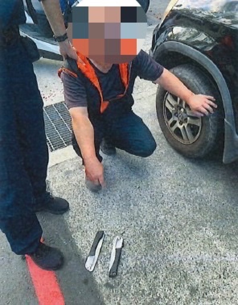 影/中和街頭驚見「雙手揮鋸」討債衝突　67歲翁失控砍人遭當場壓制收押