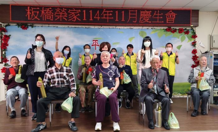 《圖說》板橋榮家陳桂美家主任(第二排中)及萬事達開發行銷有限公司李奇璉董事。〈板橋榮家提供〉
