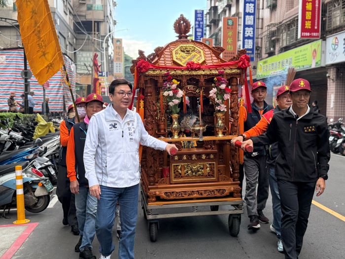 恭祝保儀大夫聖誕千 劉和然新莊參拜祈福 56 《圖說》副市長劉和然與出席貴賓一同扶轎祈福,希望市政推動順利、百姓安康。〈民政局提供〉