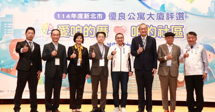 《圖說》侯友宜市長與工務局長馮兆麟、評審委員一同出席頒獎典禮合照。〈工務局提供〉