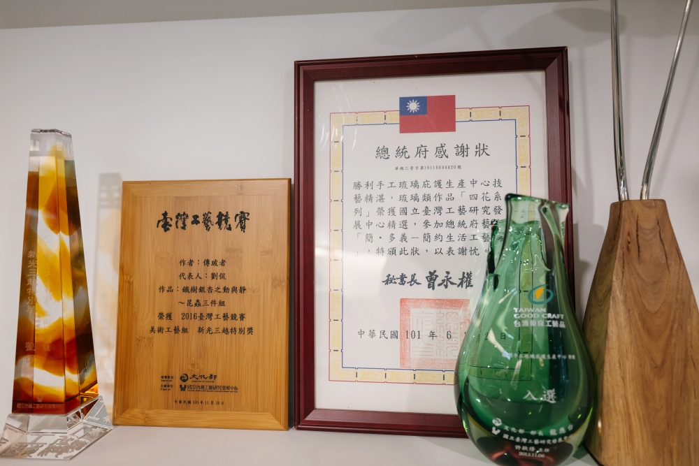 從庇護到共好:傳玻者打造友善職場的新典範 44 02%E5%82%B3%E7%8E%BB%E8%80%85%E5%A4%9A%E5%B9%B4%E4%BE%86%E6%A6%AE%E7%8D%B2%E8%87%BA%E7%81%A3%E5%B7%A5%E8%97%9D%E7%AB%B6%E8%B3%BD%E5%9C%8B%E7%AB%8B%E5%8F%B0%E7%81%A3%E5%B7%A5%E8%97%9D%E7%A0%94%E7%A9%B6%E7%99%BC%E5%B1%95%E4%B8%AD%E5%BF%83%E7%8D%8E%E9%A0%85%E7%9A%84%E8%82%AF%E5%AE%9A%E8%A8%B1%E5%A4%9A%E4%BD%9C%E5%93%81
