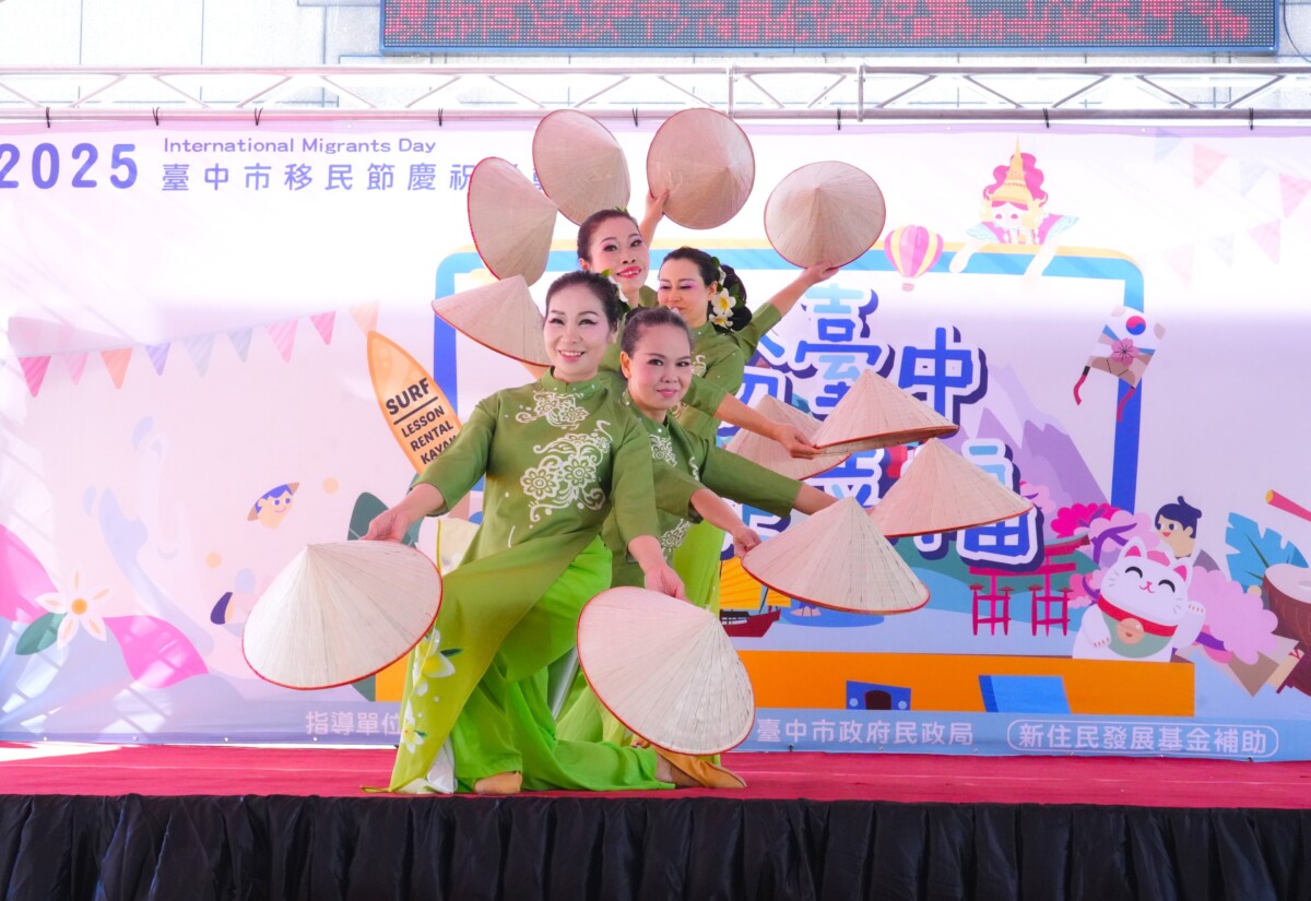 ▲台灣新住民多元文化藝術團帶來越南斗笠舞。(圖/中市府提供)