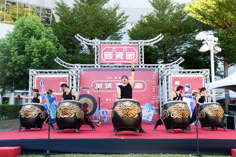 ▲集結九天民俗技藝團、東勁直排輪、微笑唸歌團等演出團隊，並以宮廟元素轉譯成閱讀互動體驗。(圖/國資圖提供)