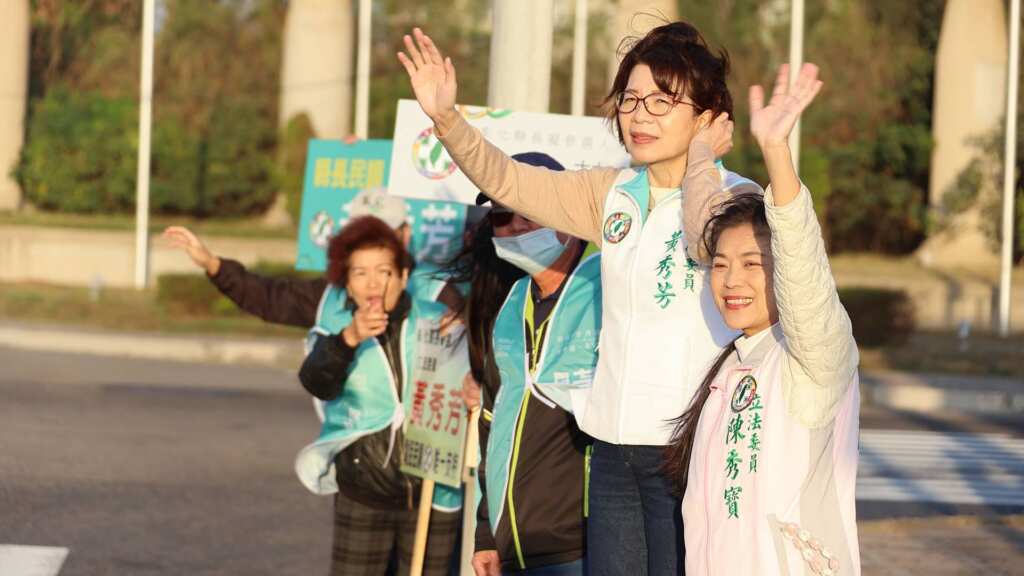 ▲黃秀芳由立委陳秀寳等人陪同在彰濱工業區站路口爭取支持。（記者林明佑翻攝）