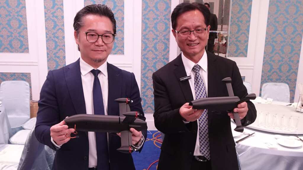 ▲林世賢與陳中欣展示由工業級3D列印快速製成的無人機載具。（記者林明佑攝）