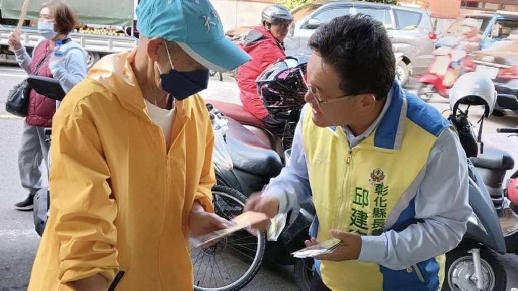 ▲彰化縣長擬參選人邱建富市場掃街拜票。(記者林明佑翻攝)