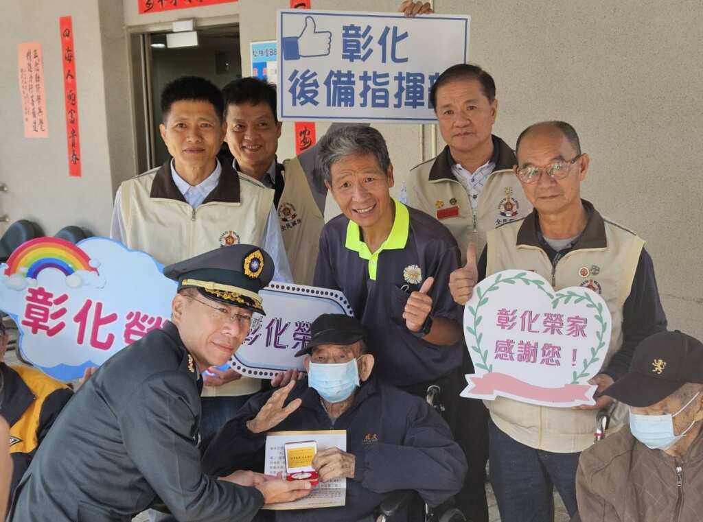 ▲後備指揮部梅晉學上校頒發抗戰獎章,向彰化榮家榮民前輩致敬。(圖/彰化榮家提供)