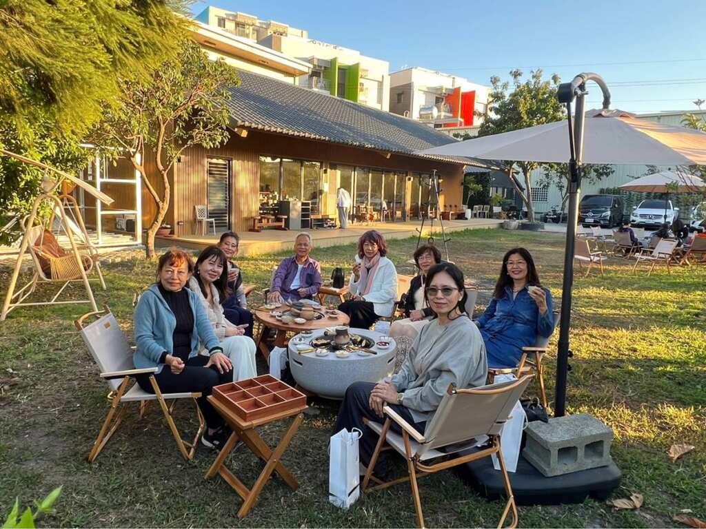 ▲台中「那日那茶」茶館,圍爐煮茶、手碟即興演奏打造五感沉浸茶席。