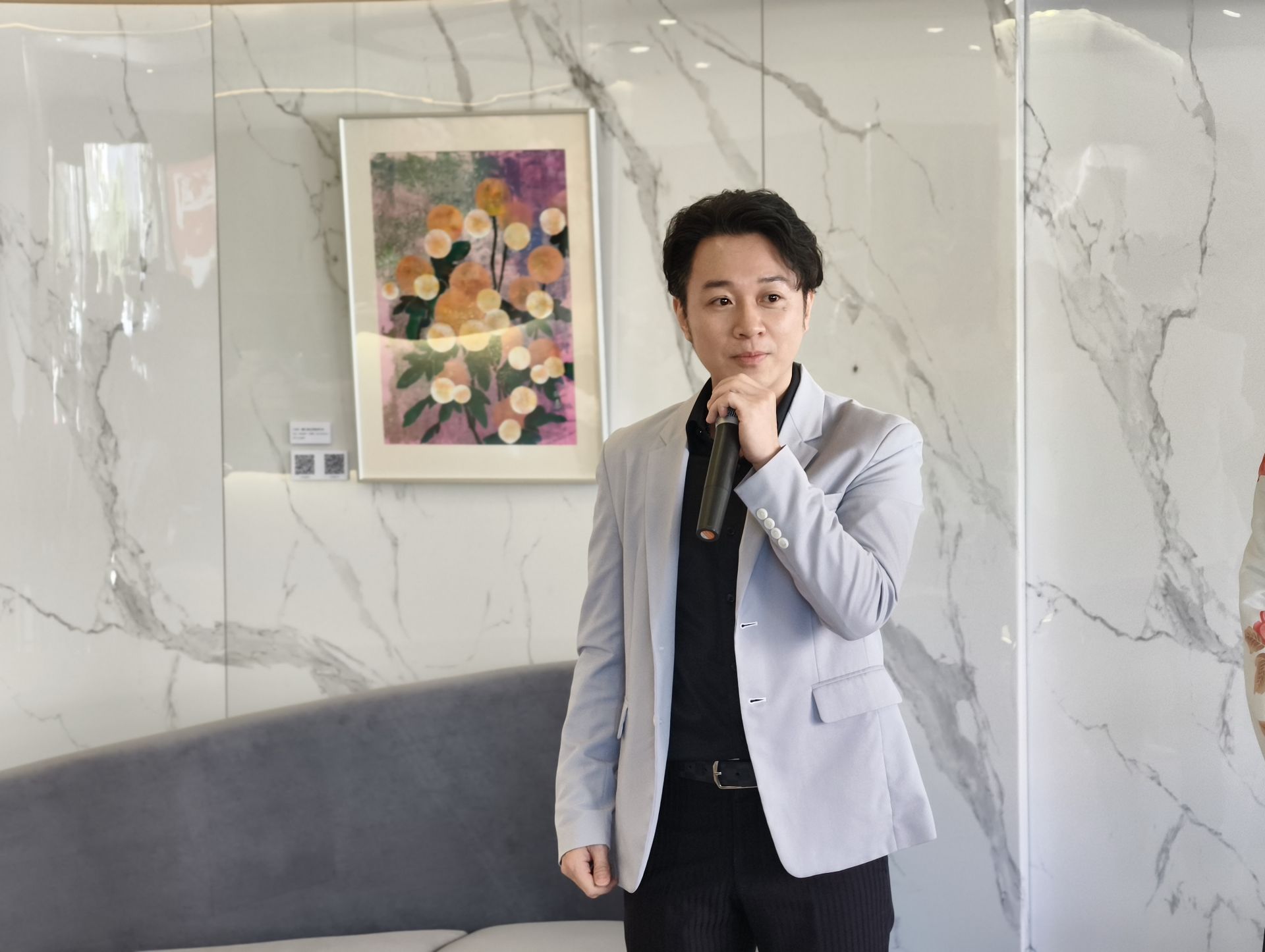 熊圖建設總經理林鼎強於開幕活動中表示,江屘菊作品中流動的圓與能量意象,與 Gensler 所設計的弧線立面相互呼應,使建築空間展現更深層的森態美學。