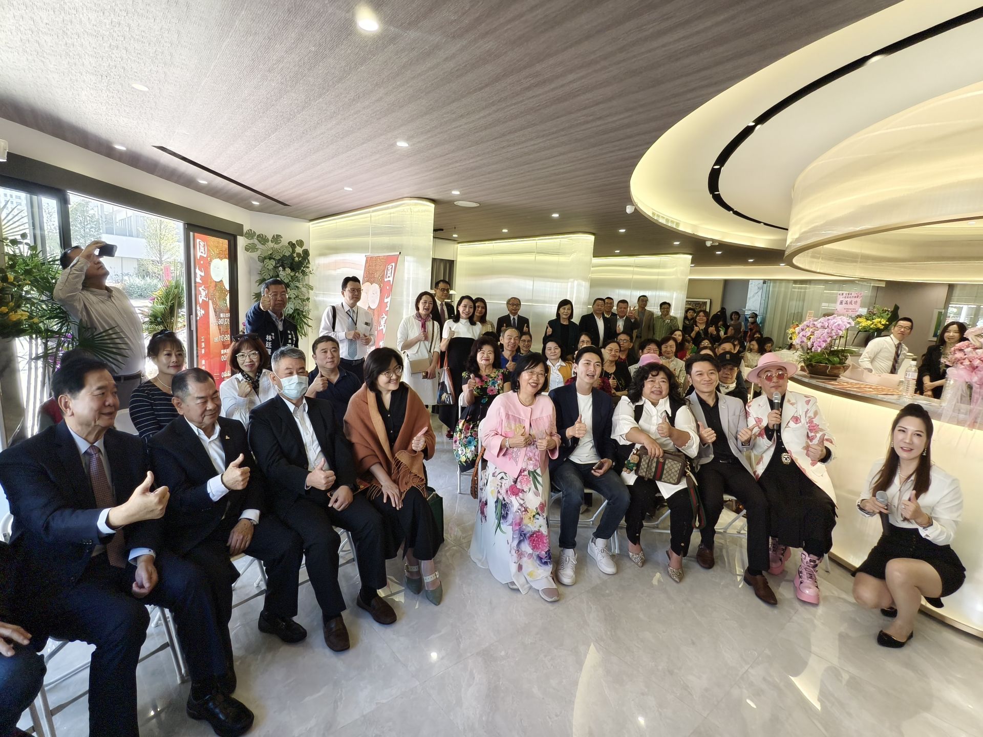 《圓.生寓境》個展於熊圖敘 DOS 接待中心揭幕,吸引立法委員廖偉翔與各界貴賓到場,共同見證建築與藝術跨界共融的生活美學場域。張哲維攝