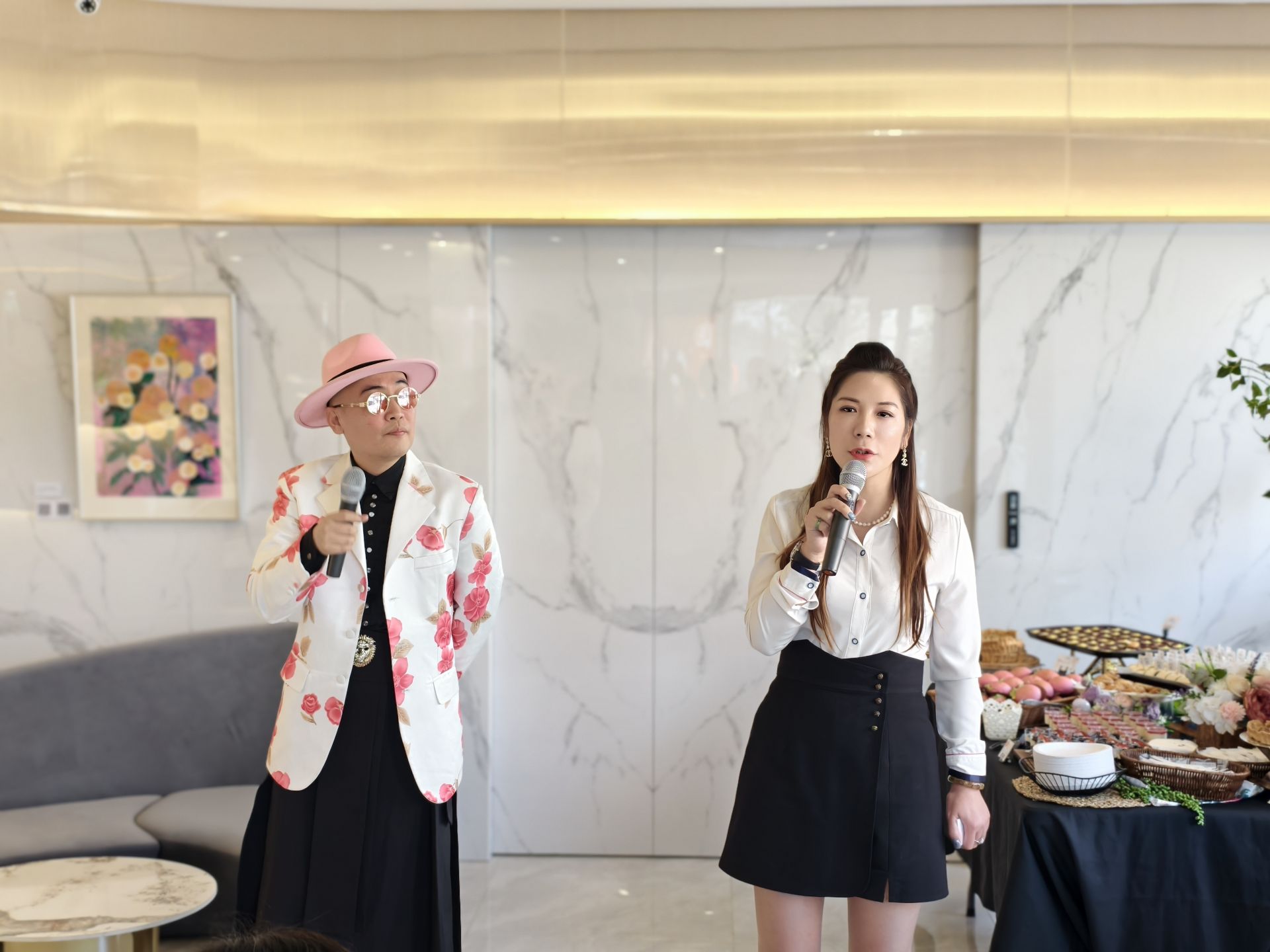 圖|《圓.生寓境》開幕茶會現場,活動主持人(左)與「銷售女王」韓心怡(右)共同出席,分享藝術與生活美學的連結。