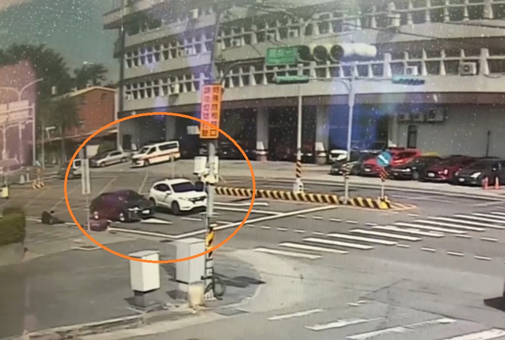 連續擦撞汽機車涉肇逃 南投少年警隊長及時攔下71歲男 223 cnews204251208a01