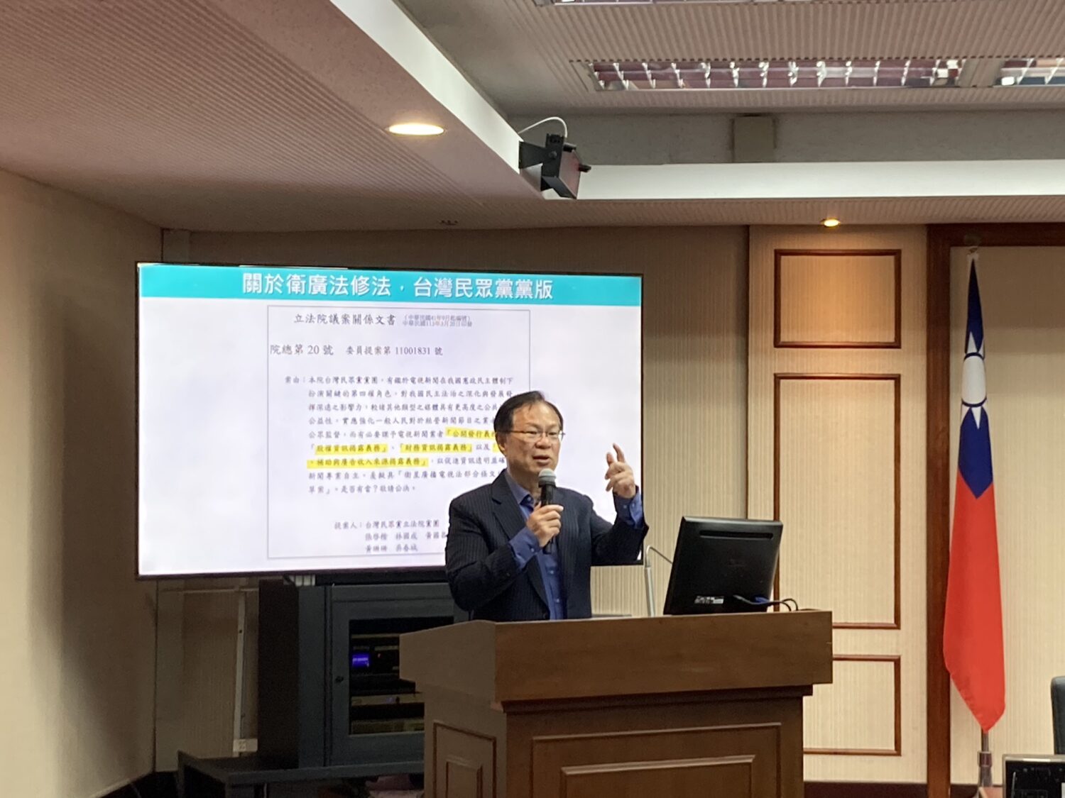 張啓楷強調,部分媒體高度依賴政府採購、補助與廣告作為主要收入來源,且金流集中度過高,形成政媒一體化的嚴重隱憂。(圖/張啓楷國會辦公室)