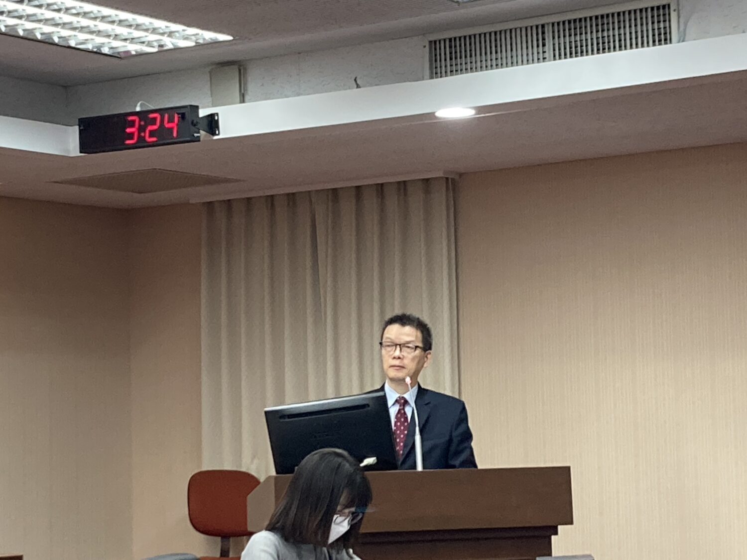 通傳會代理主委陳崇樹到場報告並備詢。(圖/張啓楷國會辦公室)