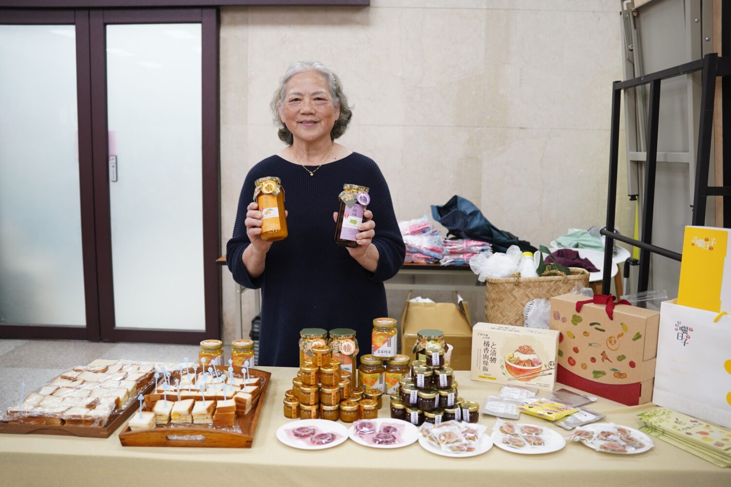 竹東鎮知名的阿金姐為路跑活動贊助商,報名參加者可獲紀念品。(圖/記者黃溎芬翻攝)