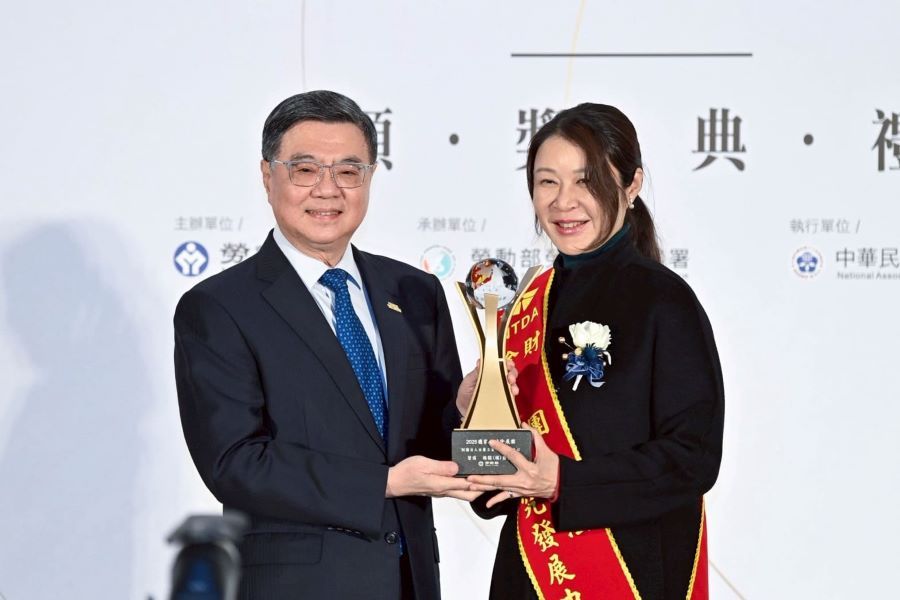 ▲金屬中心董事長劉嘉茹(右)接受行政院院長頒發國家人才發展獎。