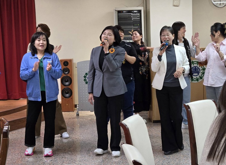 ▲縣長張麗善(中)、副縣長謝淑亞(右)各局處長感謝各議員支持。(記者劉曜銘攝)