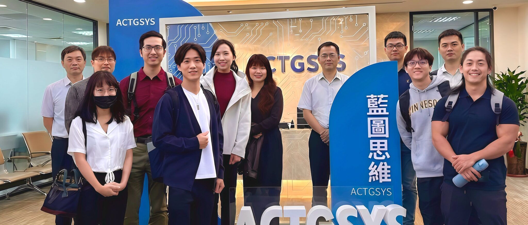 ACTGSYS 藍圖思維團隊於辦公室合影,主打以 AI 與企業系統為核心的年輕新創團隊。(圖/業者提供)