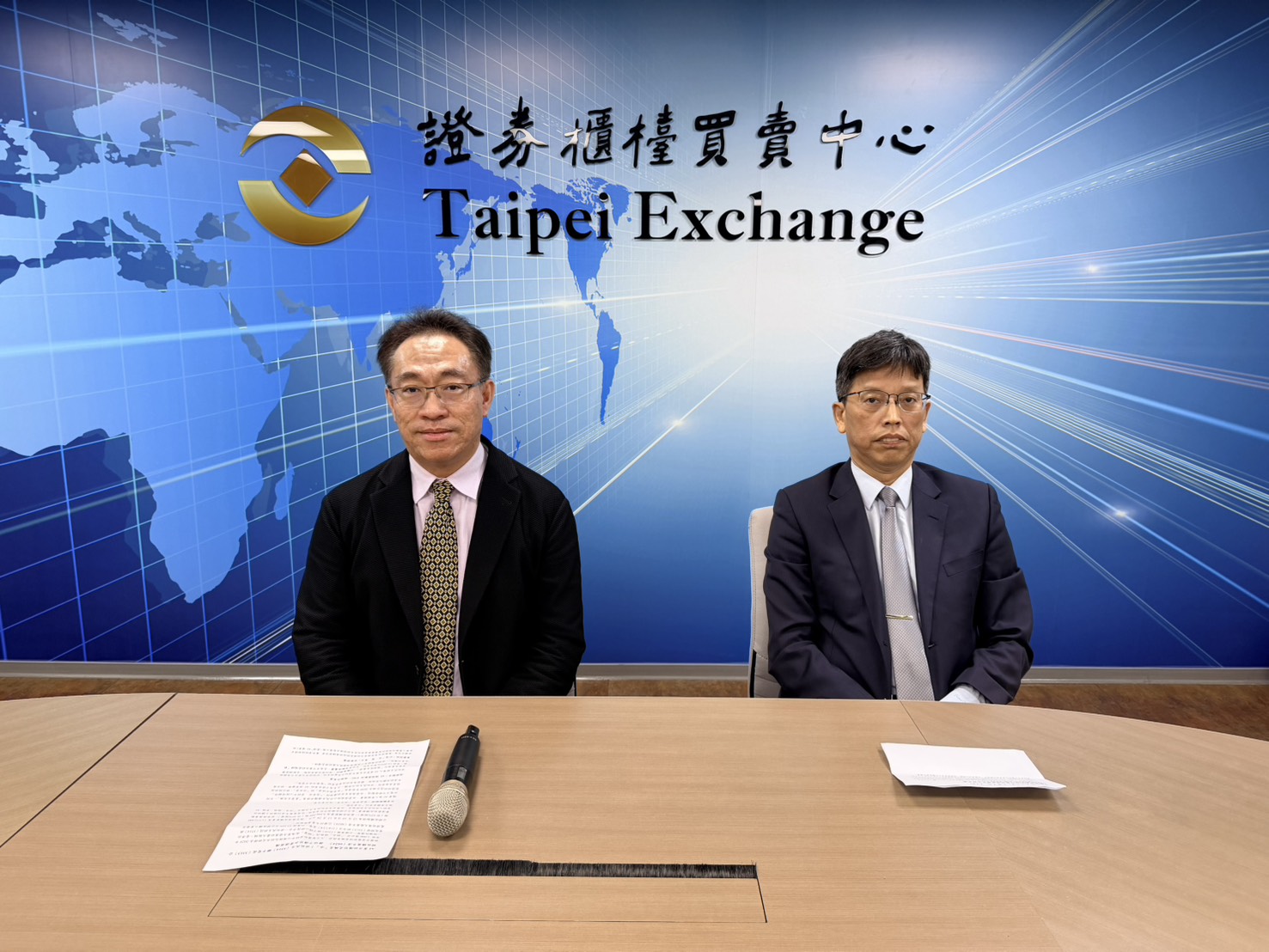 世紀民生(5314)聯手斐成(3313)公開收購萬年清(6624) 搶佔千億升水資源商機，集團將結合「AI運算＋場域建設＋水資源治理」三方實力，具備輸出AI綠色園區統包方案的能力，搶攻台商回流與東南亞設廠商機。圖左為世紀民生／斐成董事長張祐銘、圖右為萬年清董事長何家慶。