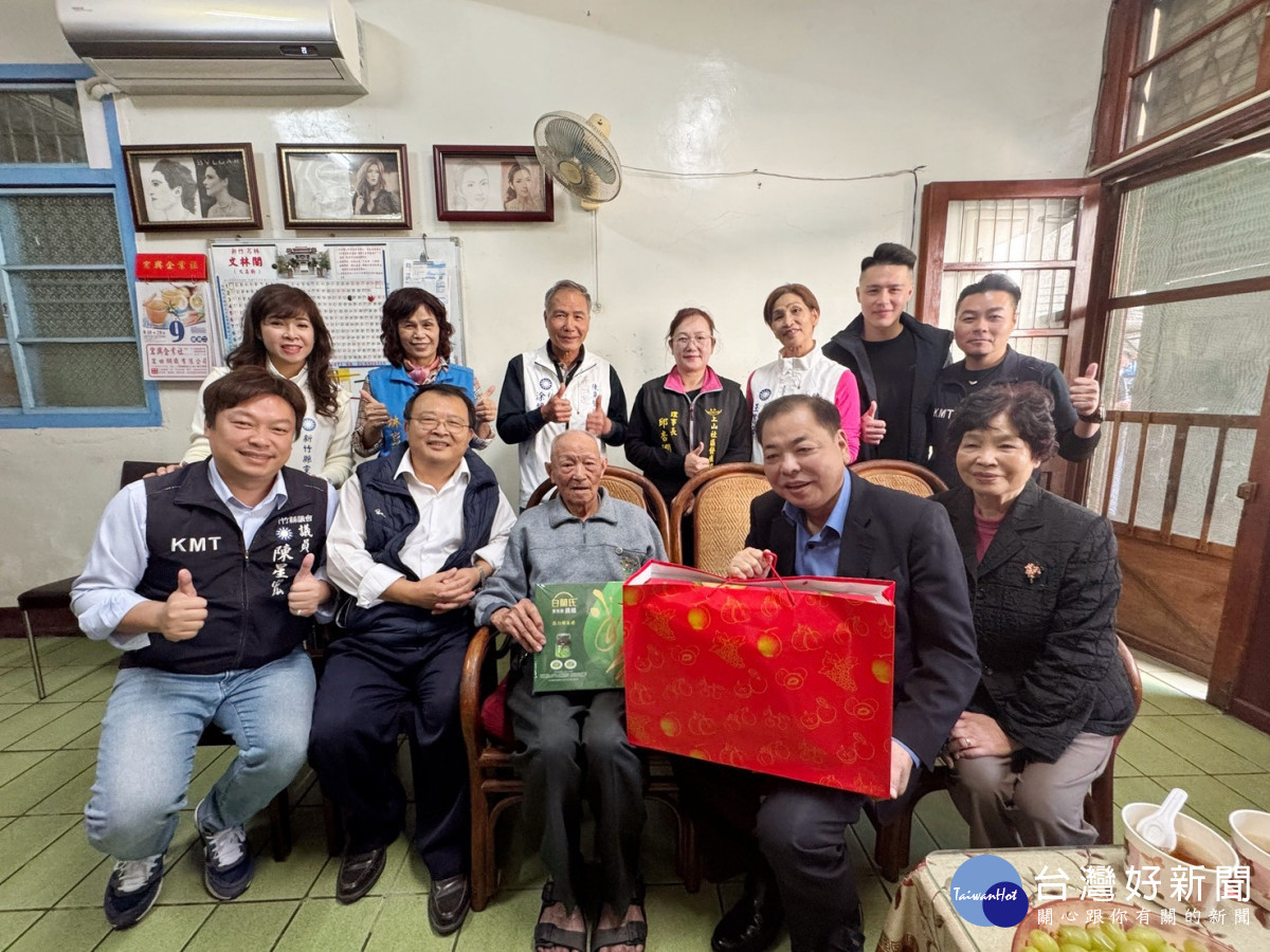 縣黨部主委陳見賢向黨齡高達 70 年的芎林鄉鄭煥松老師致敬。