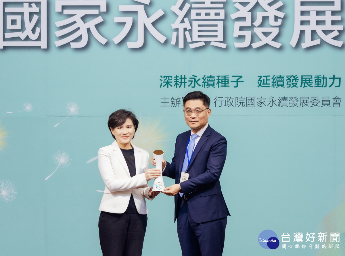 沈孟儒校長代表領獎，由行政院鄭麗君副院長頒獎