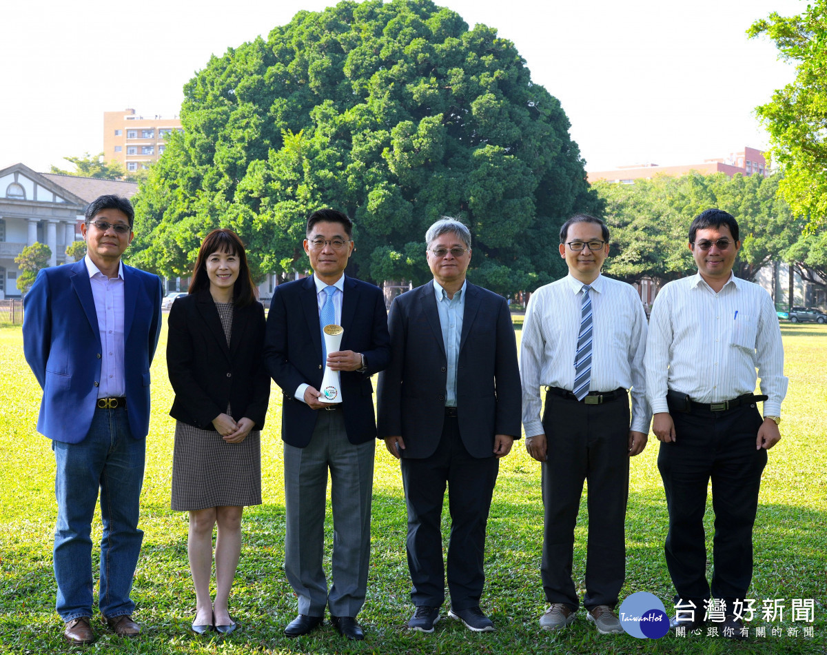 本次評選歷經初選、複選與決選多階段審查，成大由沈孟儒校長（中，拿獎盃者 ）領軍行政團隊，由左至右包括羅偉誠主任秘書、余睿羚永續長、李永春副校長、沈聖智教務長、吳建宏總務長，通力合作規劃與簡報