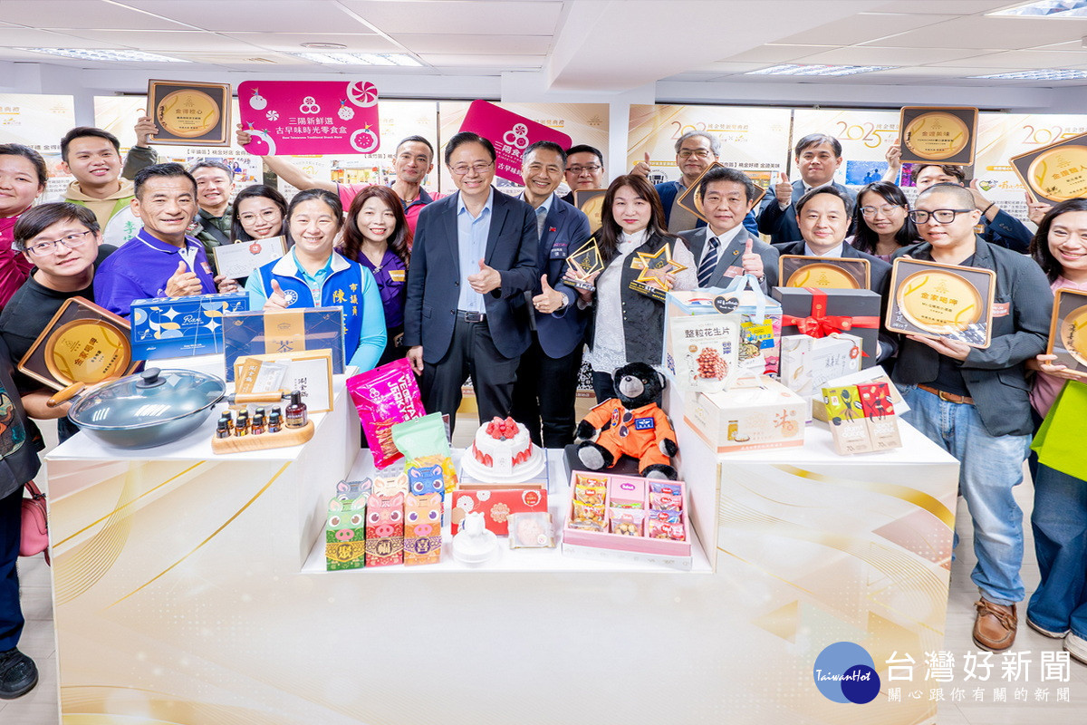 桃園市長張善政與「桃金好禮暨好店」獲選店家合影。
