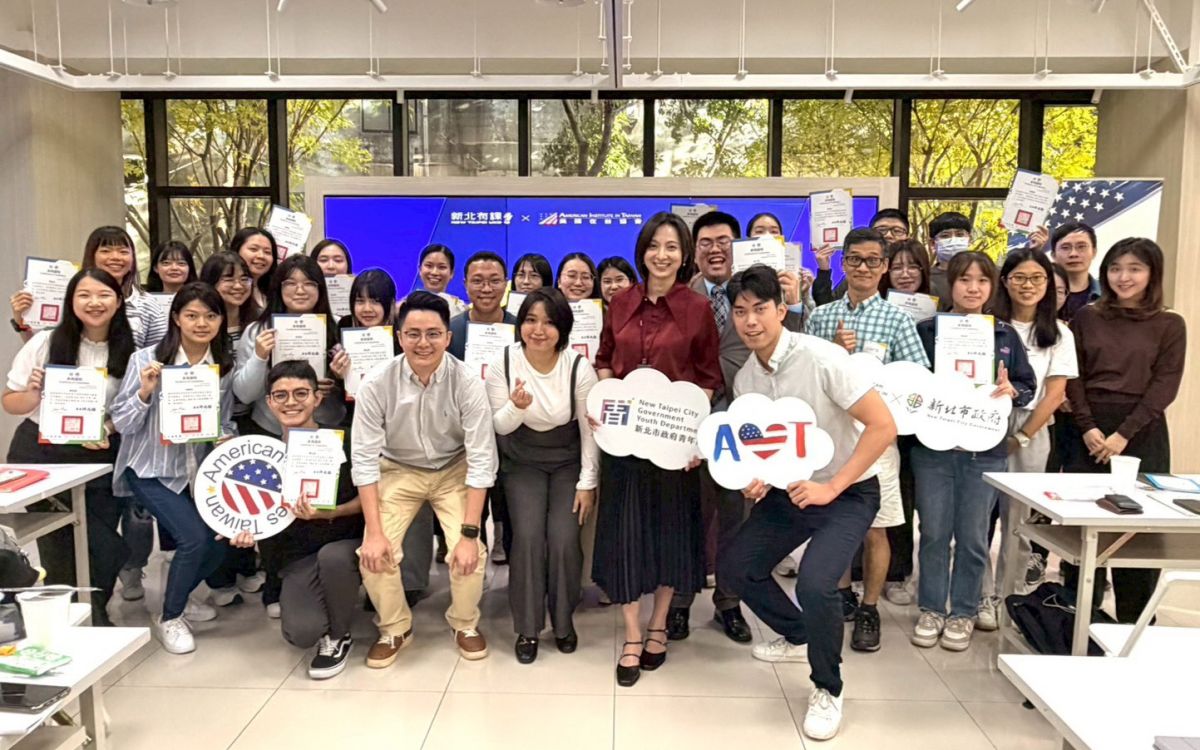 圖／新北市政府青年局與AIT合作開辦的「英語學習社」，讓學員成功掌握外商面試應答技巧。（新北市政府青年局提供）