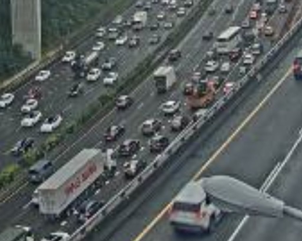 快訊/國道1號林口段清晨追撞 小客車撞上大貨車釀回堵