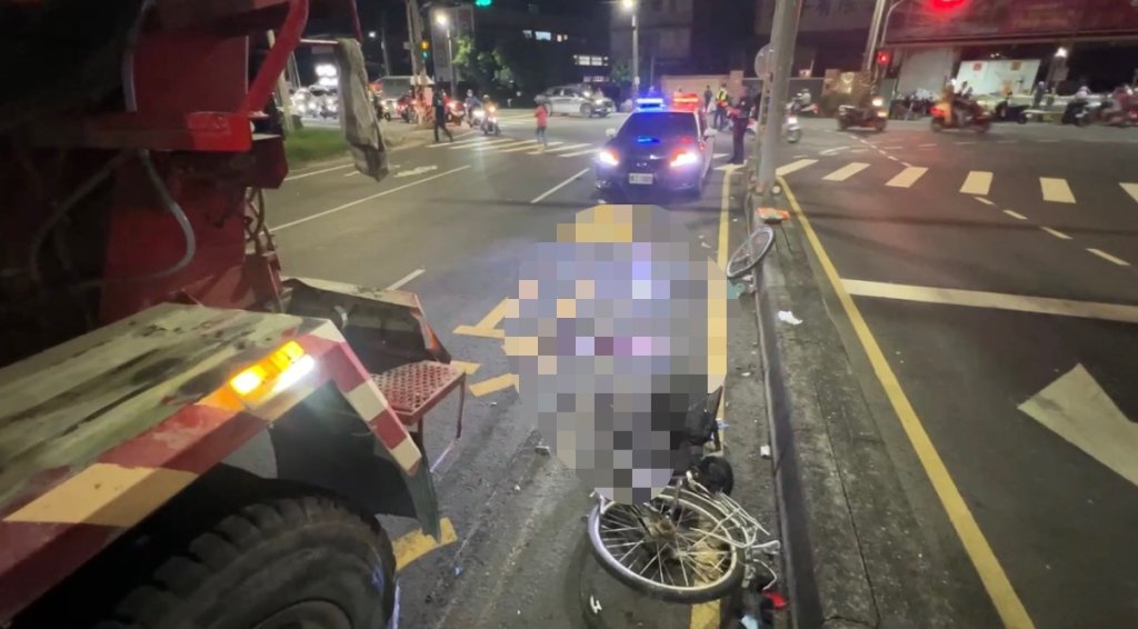 悚!高雄水泥車碰撞腳踏車-婦雙腿遭輾斷「送醫急救」