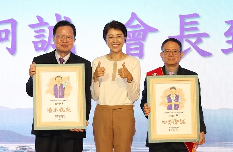 薪火相傳!南投中小企業榮指員協進會會長交接 卸任會長周水來交棒黃炯誠 開啟跨域治理新局