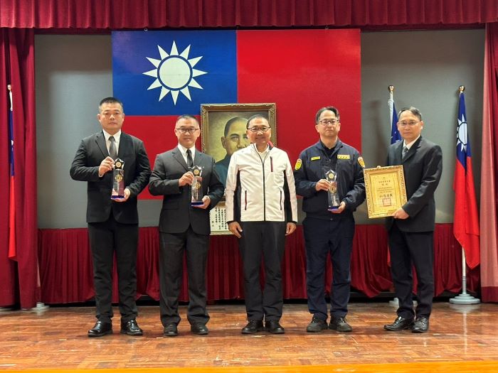 肯定警民共同守護 侯:持續推動各治安工作 38 《圖說》市長侯友宜與榮獲「114年國家警光獎」團體組(一)「偵查犯罪類」第一名,(二)「預防犯罪類」、「改善交通類」第二名;第12波安居緝毒專案全國第一名,新北警獲表揚同仁合影。〈警察局提供〉