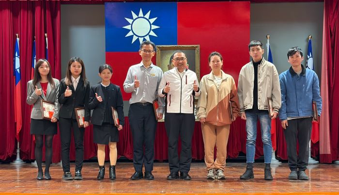 肯定警民共同守護 侯:持續推動各治安工作 40 《圖說》市長侯友宜頒獎于聯防攔阻詐欺案件有功人員。〈警察局提供〉