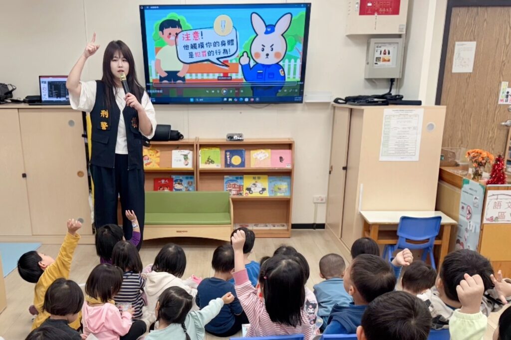 國際人權日最暖宣導 警察兔子教幼兒保護自己的身體 27 MEITU 20251209 120826995