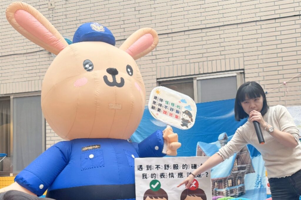 國際人權日最暖宣導 警察兔子教幼兒保護自己的身體 28 MEITU 20251209 120846832