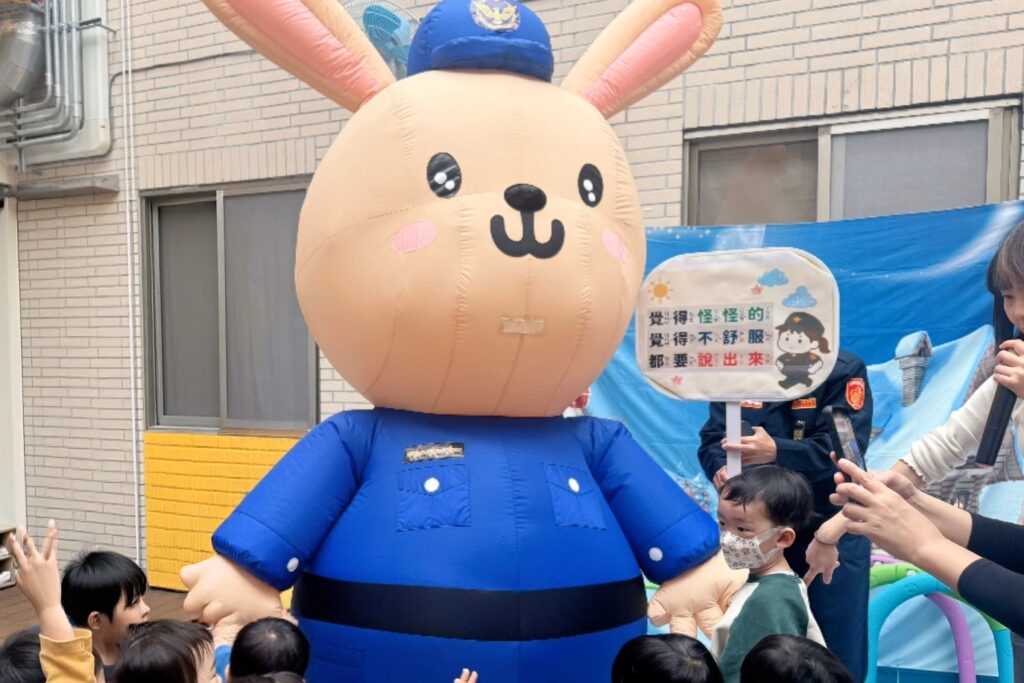 國際人權日最暖宣導 警察兔子教幼兒保護自己的身體 29 MEITU 20251209 120909341