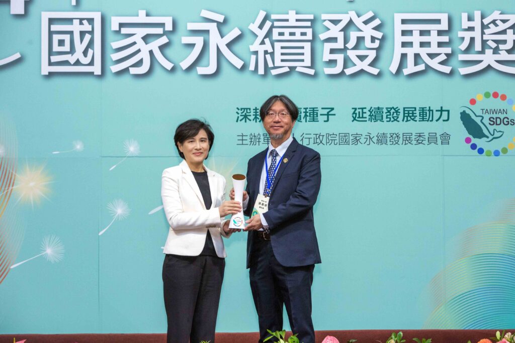 智慧校園與1.1萬噸減碳效益 東海大學獲頒「國家永續發展獎」 33 %E5%9C%96%E8%AA%AA%E4%BA%8C%EF%BC%8C%E9%A0%92%E7%8D%8E%E5%85%B8%E7%A6%AE%E6%96%BC%E6%98%A8%EF%BC%888%EF%BC%89%E6%97%A5%E5%9C%A8%E8%87%BA%E5%A4%A7%E9%86%AB%E9%99%A2%E5%9C%8B%E9%9A%9B%E6%9C%83%E8%AD%B0%E4%B8%AD%E5%BF%83%E7%9B%9B%E5%A4%A7%E8%88%89%E8%A1%8C%EF%BC%8C%E6%9D%B1%E6%B5%B7%E5%89%AF%E6%A0%A1%E9%95%B7%E5%BC%B5%E5%98%89%E4%BF%AE%E4%BB%A3%E8%A1%A8