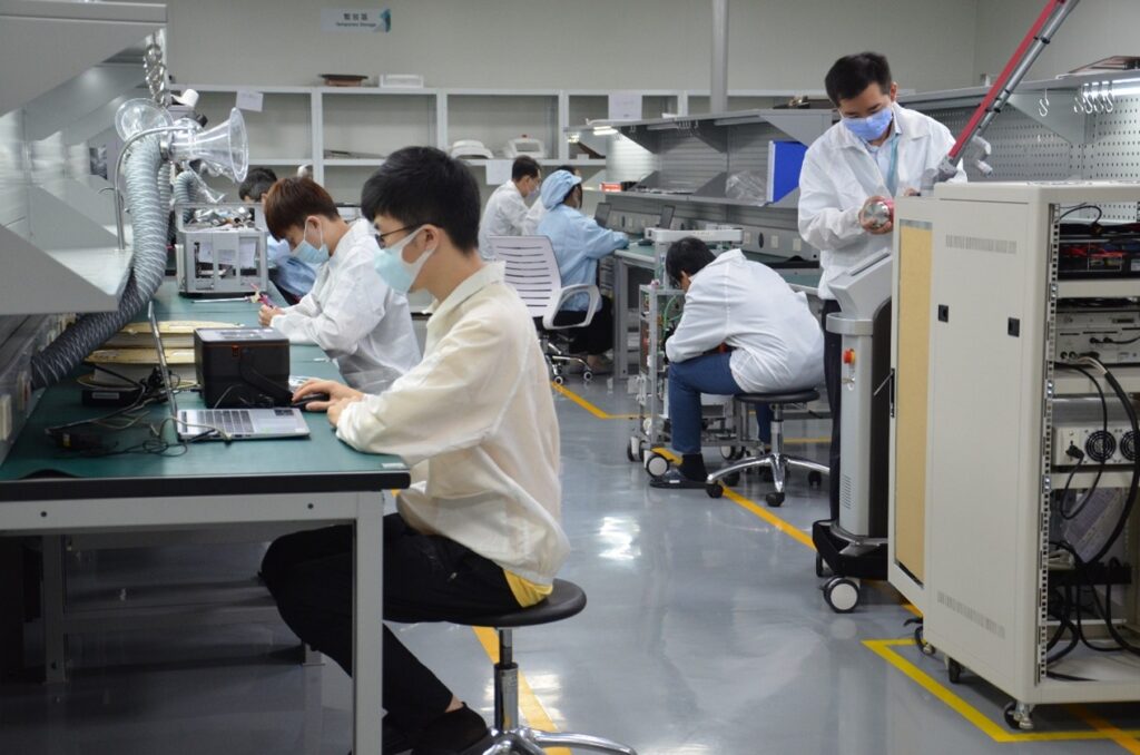 巨興醫學科技回饋社會贈二氧化碳雷射儀予三總皮膚科盼提升臨床效能、守護安心醫療! 30 %E5%B7%A8%E8%88%88%E9%86%AB%E5%AD%B8%E7%A7%91%E6%8A%80%E5%9C%98%E9%9A%8A%E7%A0%94%E7%99%BC%E4%BD%9C%E6%A5%AD%E6%B5%81%E7%A8%8B%E5%9C%96%E7%82%BA%E5%B7%A8%E8%88%88%E9%86%AB%E5%AD%B8%E7%A7%91%E6%8A%80%E6%8F%90%E4%BE%9B 1024x678 1
