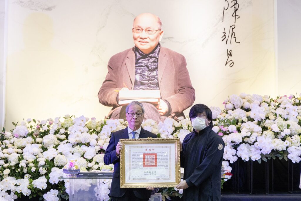 醫師作家陳耀昌告別式 文化部長李遠代表頒贈總統褒揚令 40 6 5 1024x683 1
