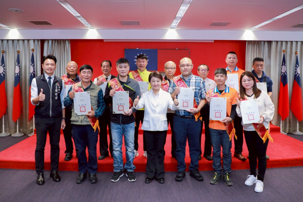 ▲台中市政府交通局自近萬名計程車駕駛人中，嚴謹遴選出表現優異的13位駕駛。(圖/中市府提供)