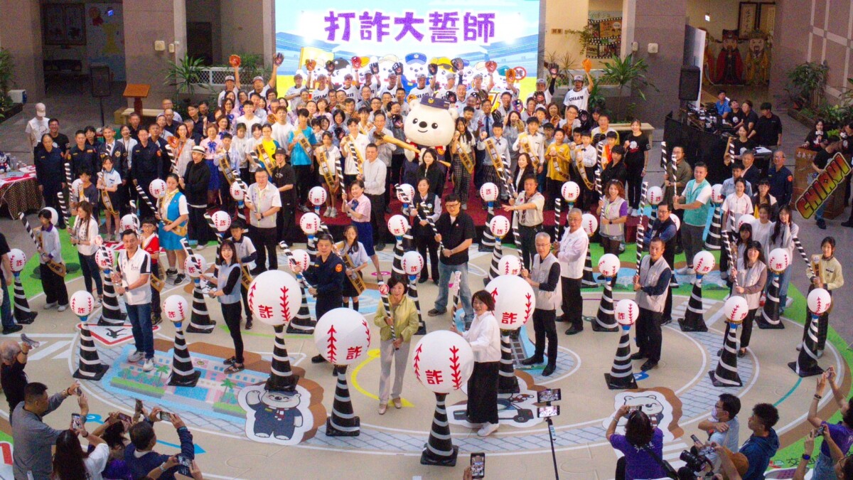 嘉義市市長黃敏惠率領啟動新永續出發~320+1「預防犯罪由我做起 I Prevent Crime 2.0──校園防詐小尖兵」活動,全民防詐安全網。(圖/嘉義市警局提供)