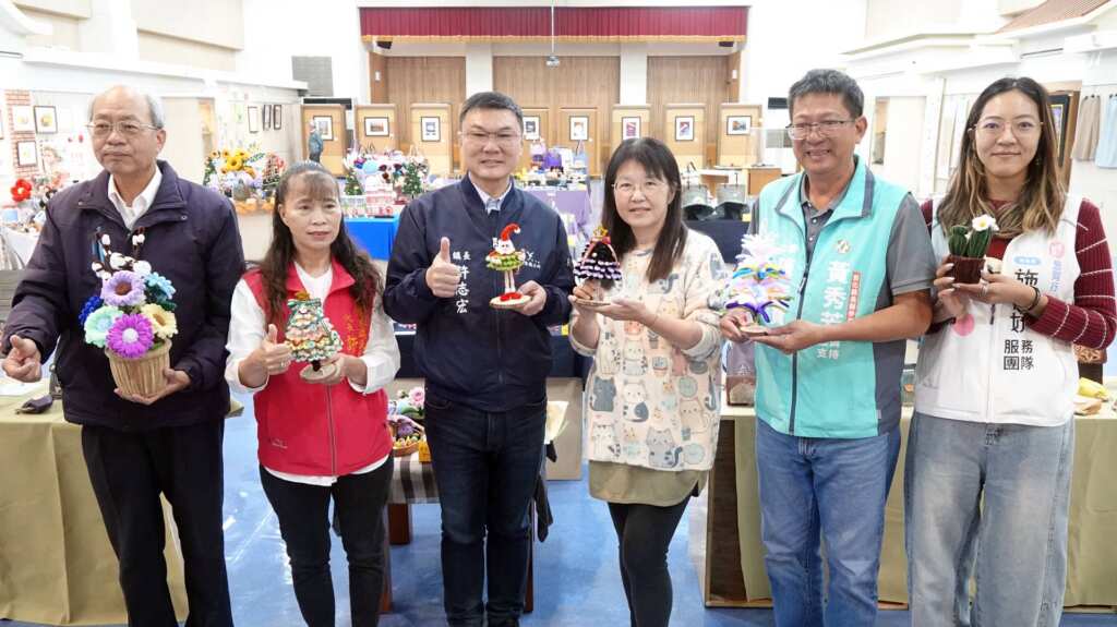 ▲鹿秀社區大學114年秋季班靜態成果展於今日起在鹿港鎮圖書藝文中心登場,展出多門課程學員作品,題材多元、風格豐富,不僅呈現學習成果,也展現學員逐步形塑的創作能量與個人特色。(記者林明佑攝)