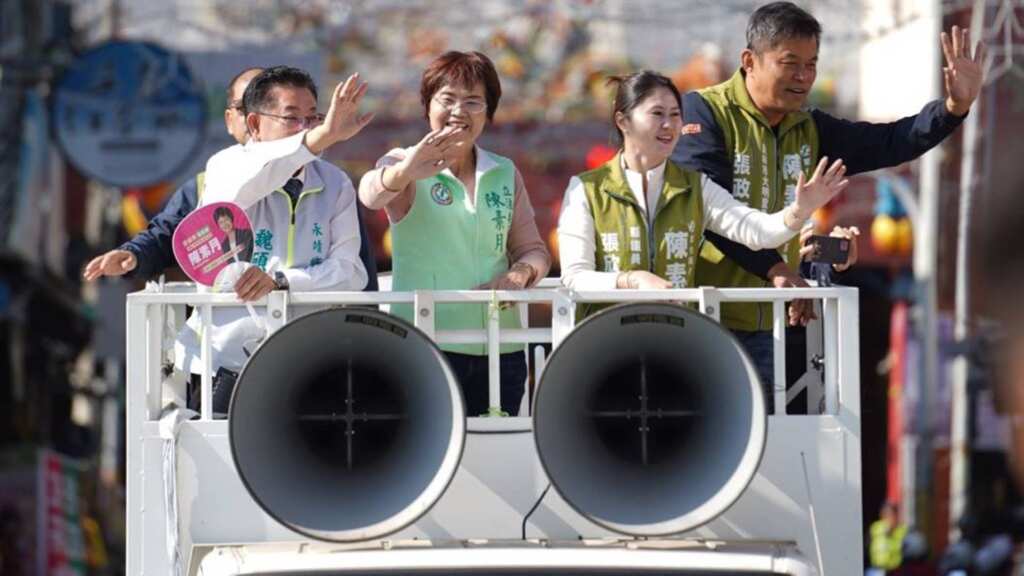 ▲彰化縣長擬參選人陳素月進行祈福車掃。(記者林明佑翻攝)
