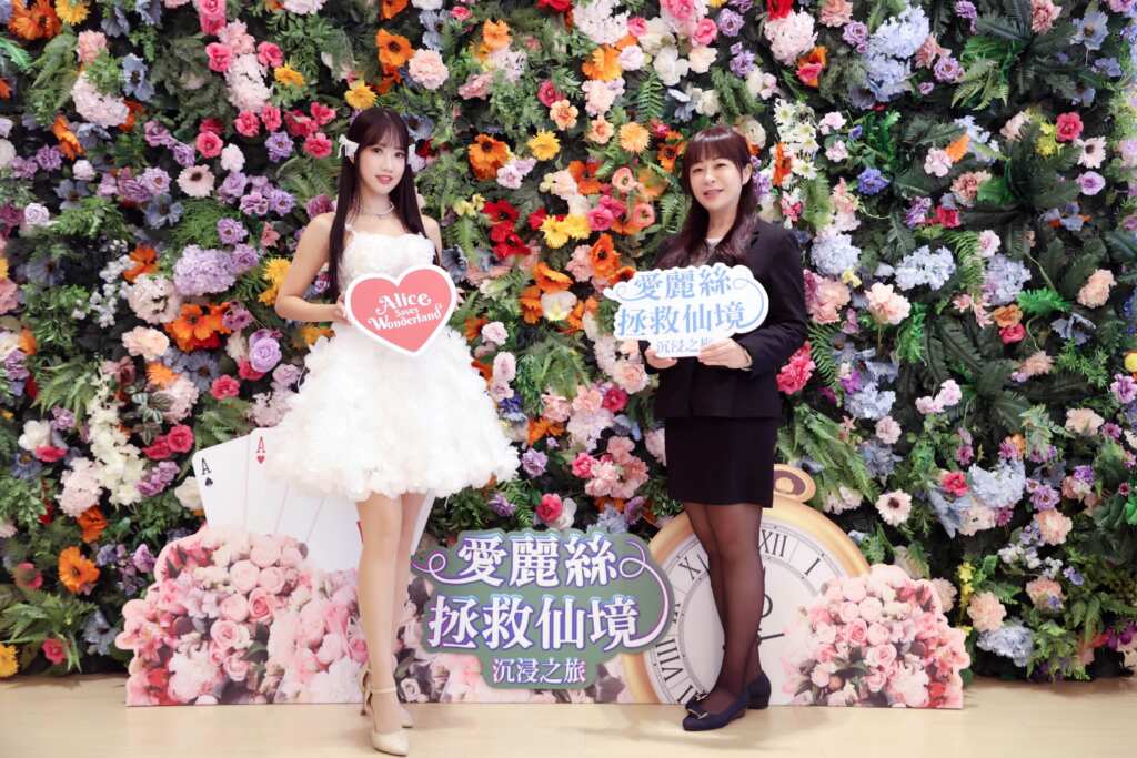 ▲左起：楊若歆受邀愛麗絲拯救仙境光影互動展一日店長，與詠威互動科技營運長韓莉珊合照