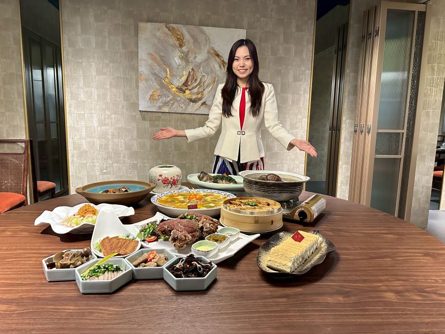 膳馨餐飲集團公關副總蔡馨誼推薦今年最養生的「原型食補」年菜。(圖/記者林均和攝)