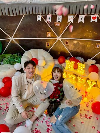 網美好友曬照祝福，透露陳晨威求婚啾啾成功。（圖／翻攝黃文文Threads）