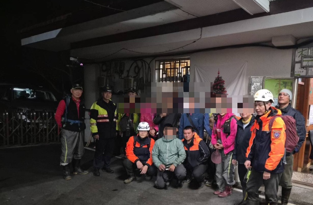 深夜搜山救援 7登山客南投小出山迷路受困 230 cnews204251209a03